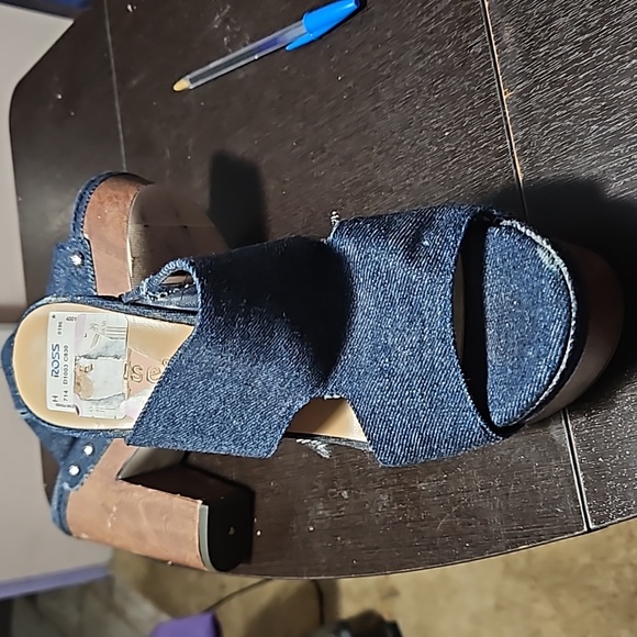 Sandals - Picture 2 of 3